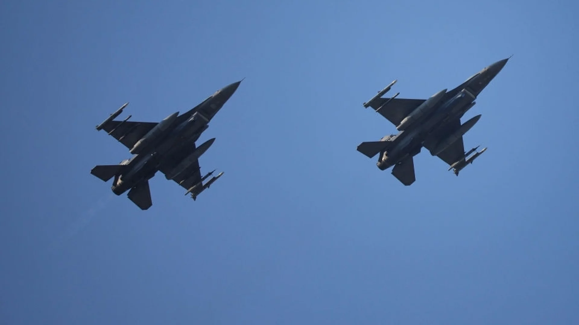 Румъния вдигна два самолета F-16 при руска атака, търси отломки от дрон (ВИДЕО)