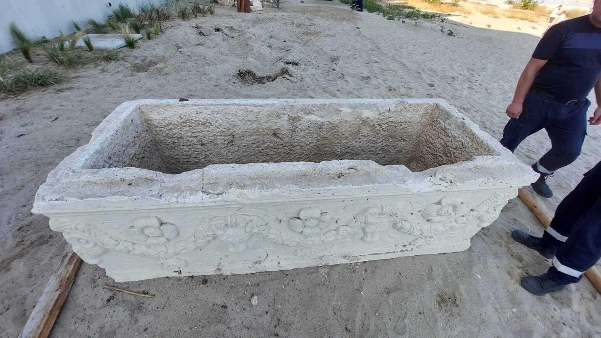 Откриха саркофаг от римската епоха на плаж до Варна (СНИМКА)