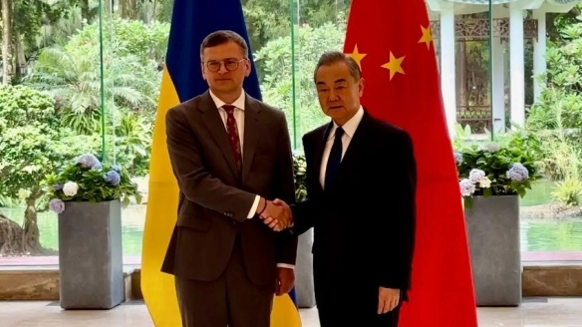 Кулеба от Китай: Украйна е готова да преговаря с Русия (ВИДЕО и СНИМКИ)