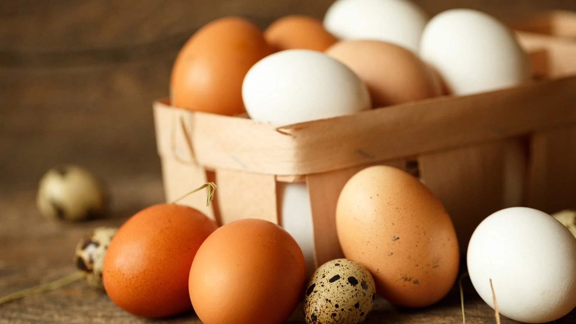 Защо в някои страни не държат яйцата в хладилник: Безопасно ли е и ние да го правим