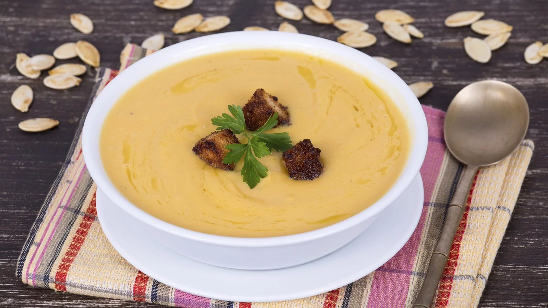 Лека и вкусна, идеална за горещите летни дни: Супа с кисело мляко и пилешки бульон