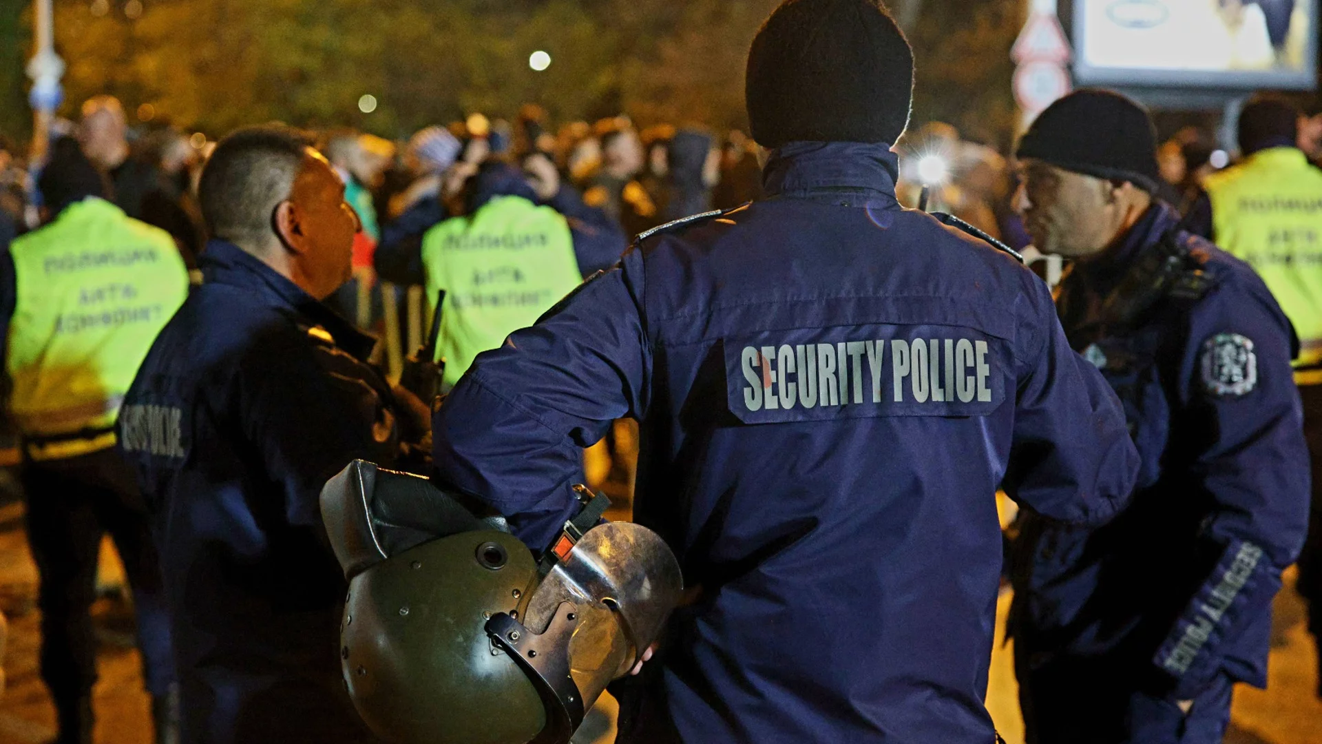 Един смъмрен, малко порицани и уволнени: Равносметката след полицейското насилие над протестиращи срещу БФС