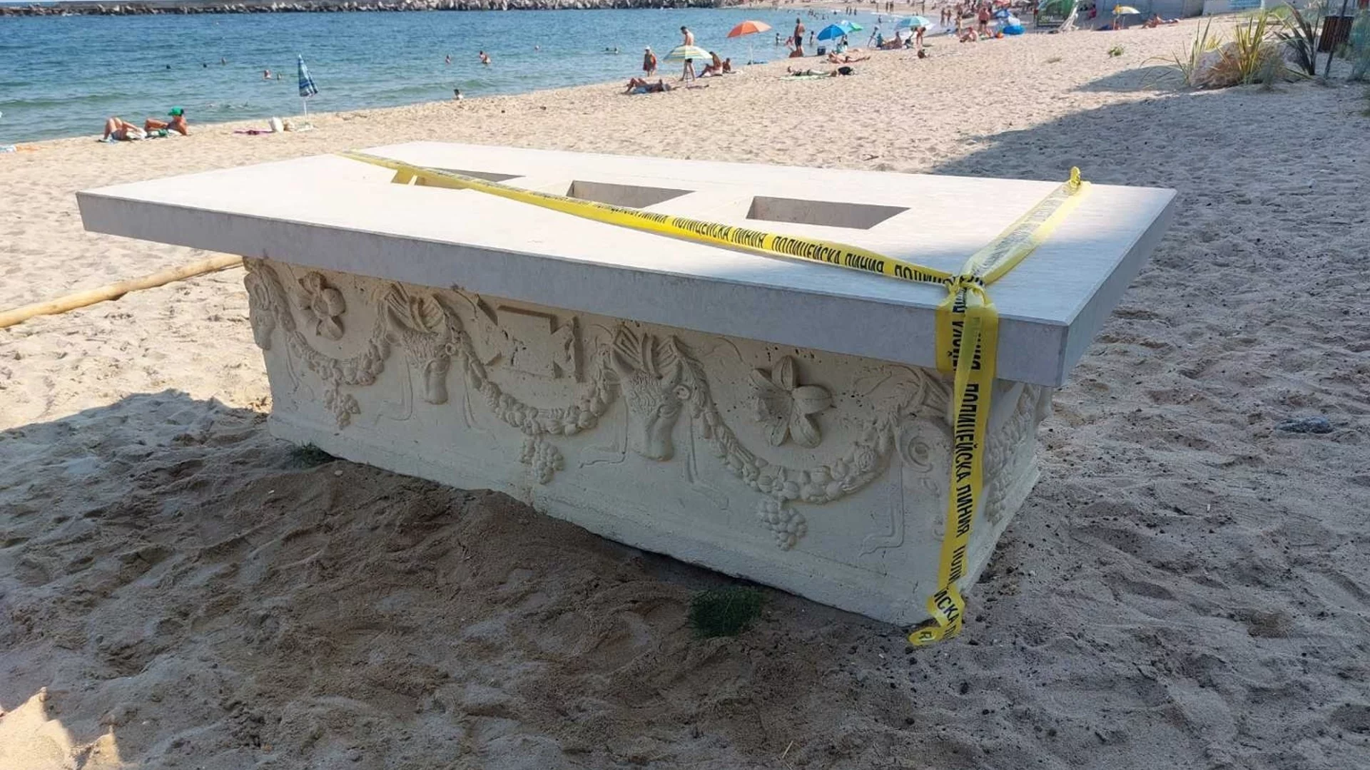 Bird: Римският саркофаг от плажа край Варна е бар в заведение (СНИМКА)