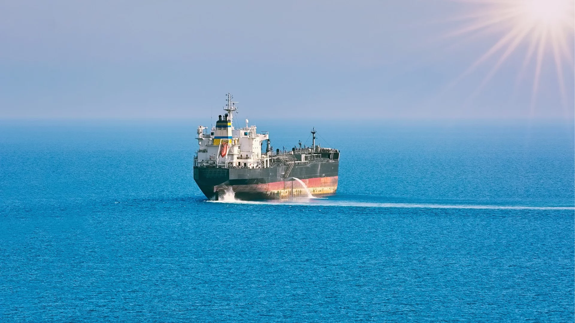 Петролен танкер потъна край бреговете на Филипините