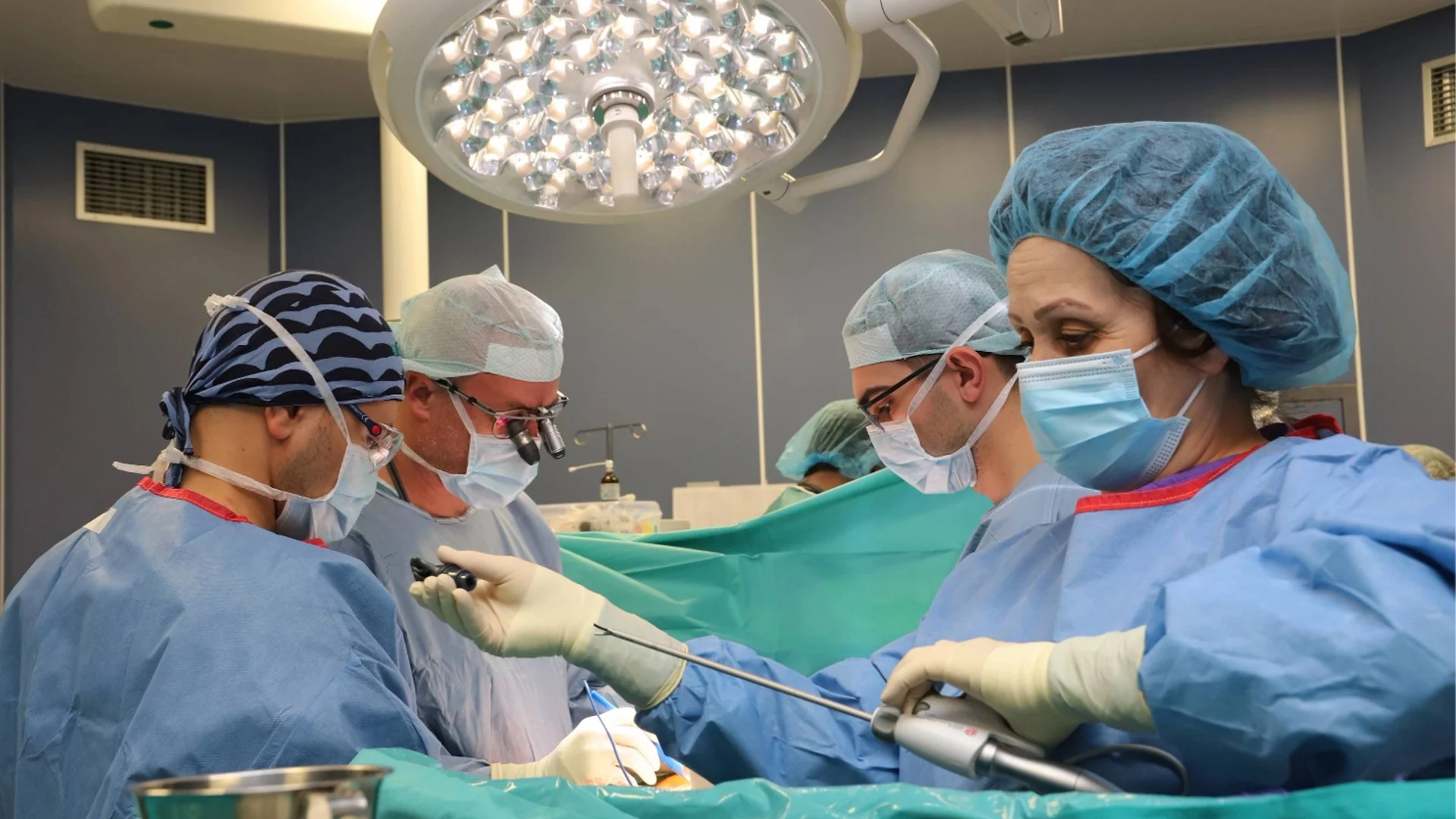 Лекари спасиха отрязан крак на мъж с уникална операция