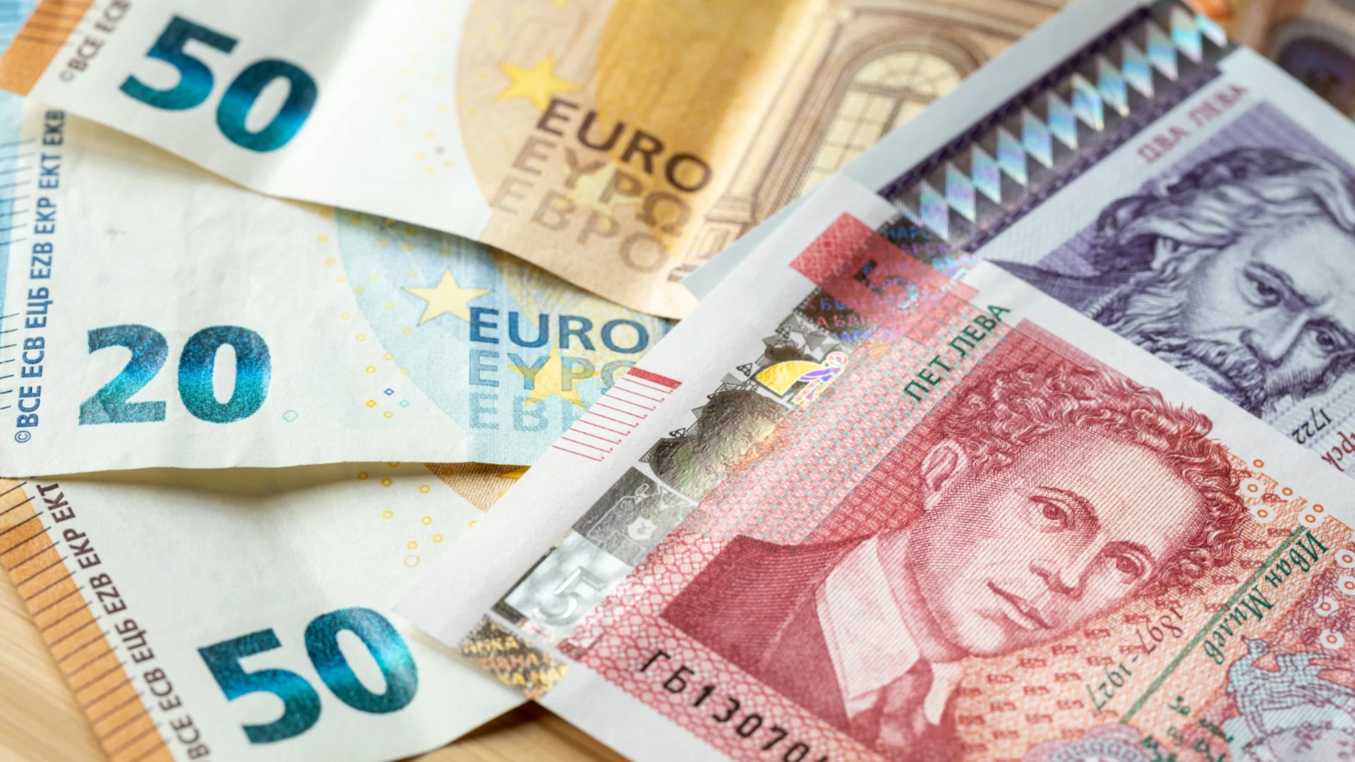 Еврото срещу долара - интересна позиция