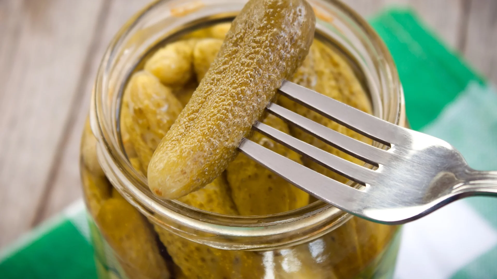 Рецепта за хрупкави кисели краставички - това е тайната съставка на опитните домакини