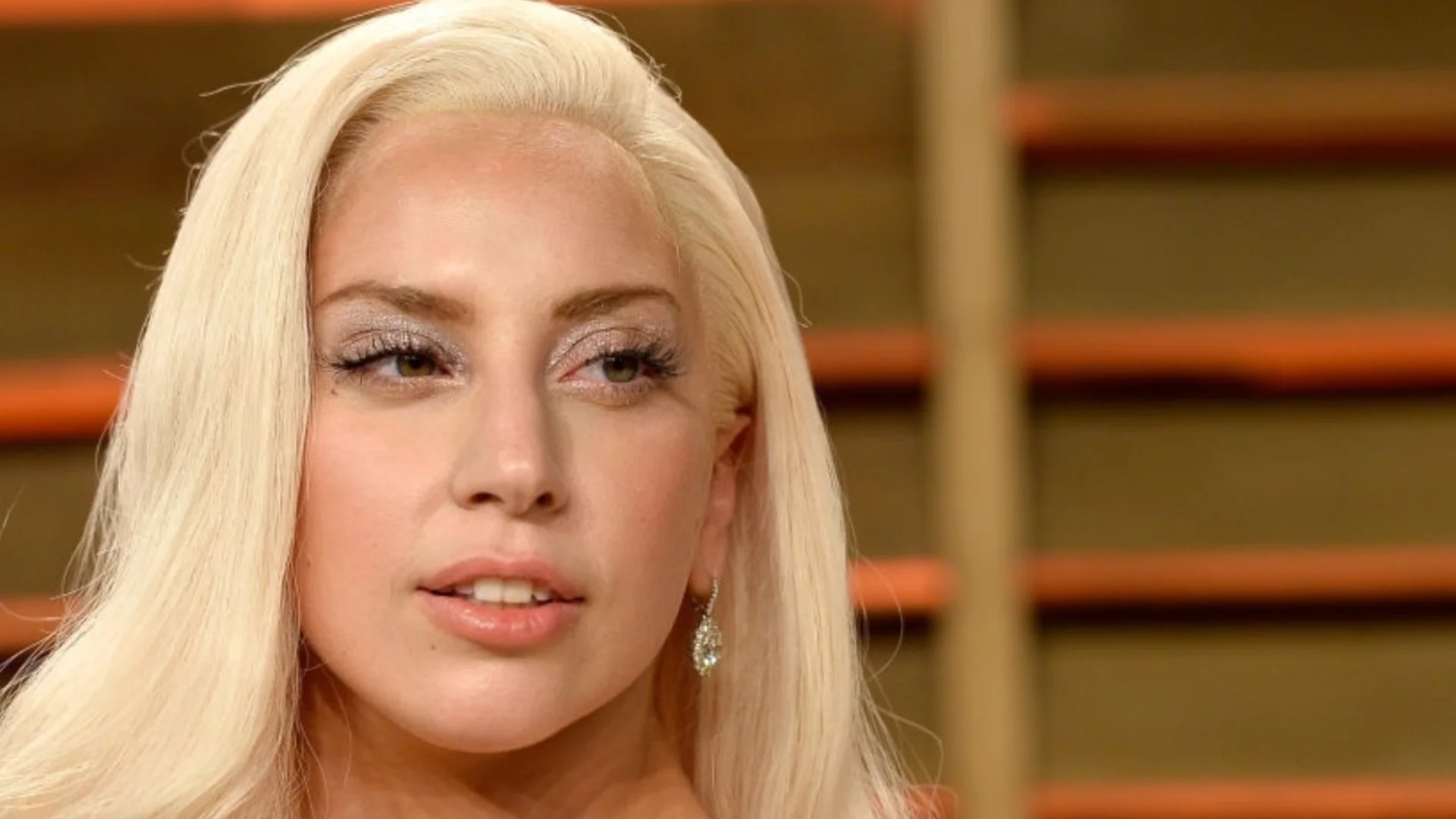 Вълнение по улиците на Париж: Лейди Гага предизвиква бурни реакции на фенове (СНИМКИ)