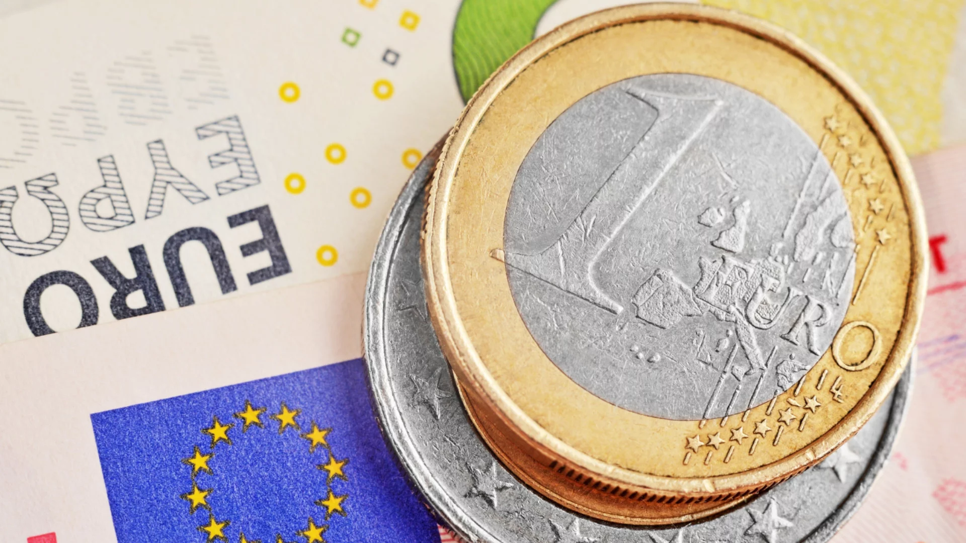 Евро срещу долар: Едната от двете най-силни валути в света си пое дъх