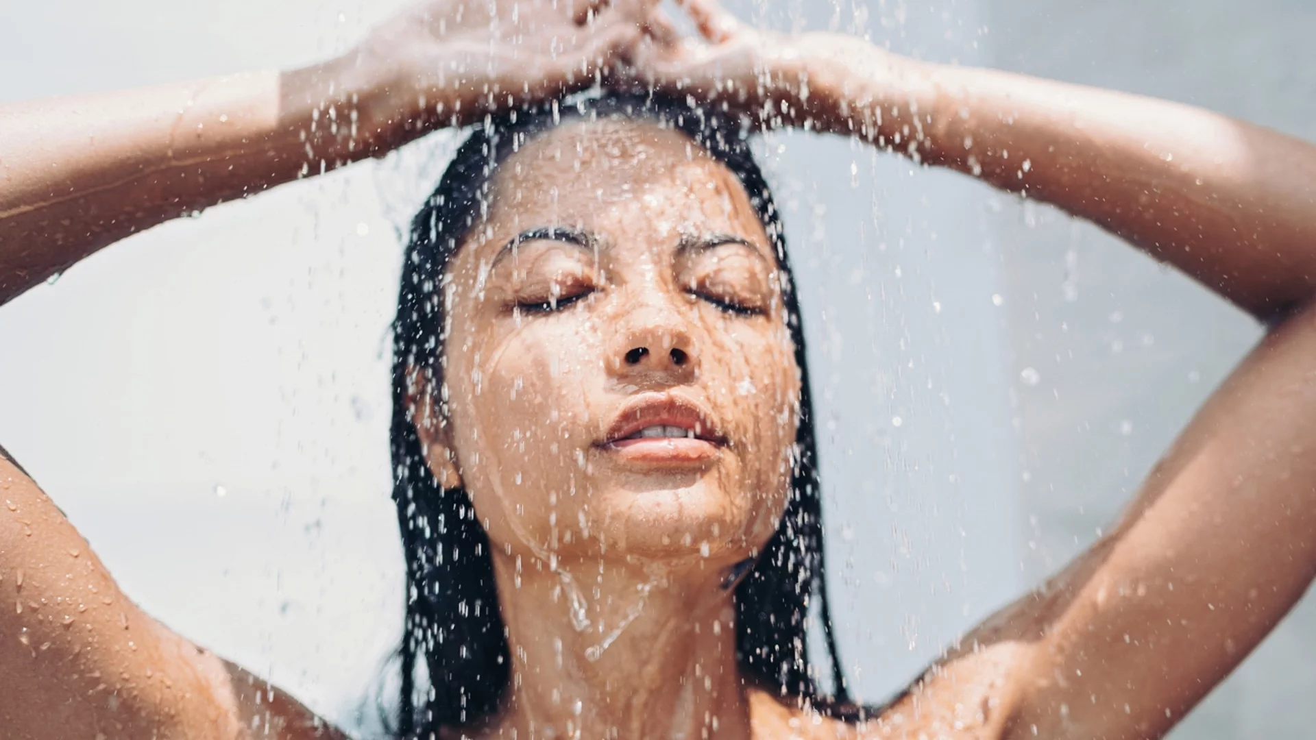 5 тактики, които внасят огромна разлика в това как измивате лицето си