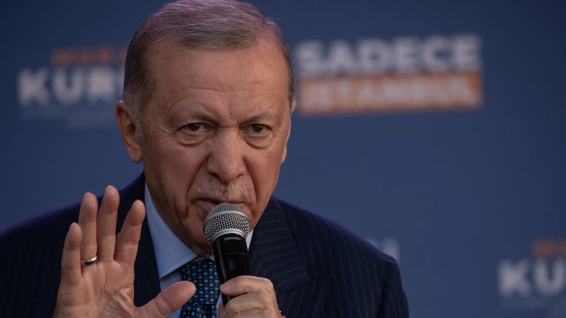 Не му целуна ръка: Ердоган шамароса дете (ВИДЕО)
