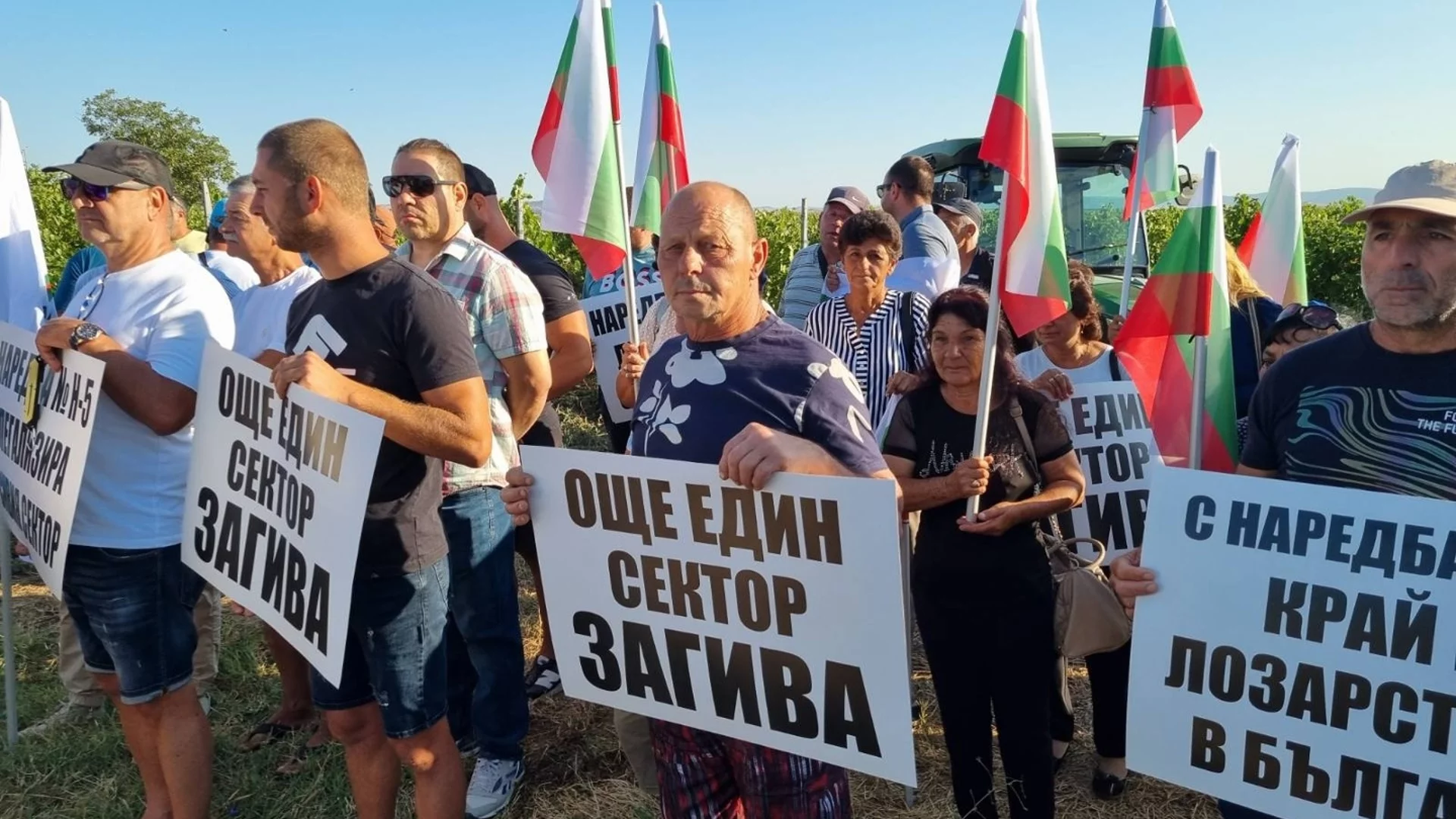 Заради НАП: Лозари и винари блокираха главния път за Слънчев бряг с тежка техника (СНИМКИ)