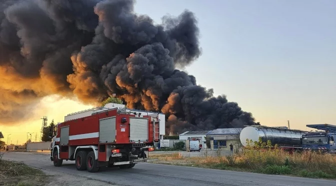 Огромен пожар край пловдивско село, гори цех за преработка на отпадъци (ВИДЕО и СНИМКИ)