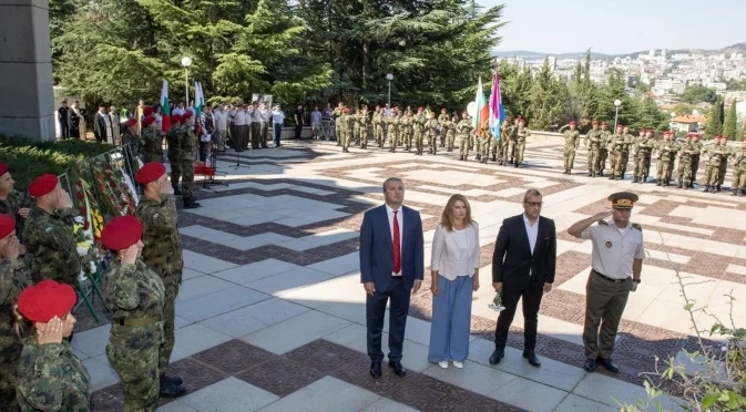 Стара Загора почете паметта на героите, дали живота си за защита на града