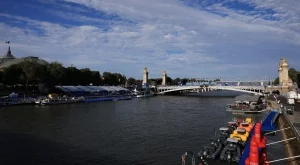 Американска плувкиня отговори: Пият ли "кока-кола" с колегите ѝ, за да се очистят от мръсната Сена?