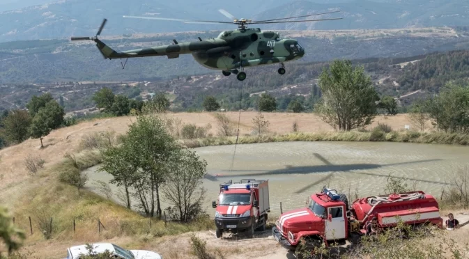 Два екипажа от ВВС с вертолети „Кугър“ и Ми-17 гасят пожарите край Брезово и Хисаря