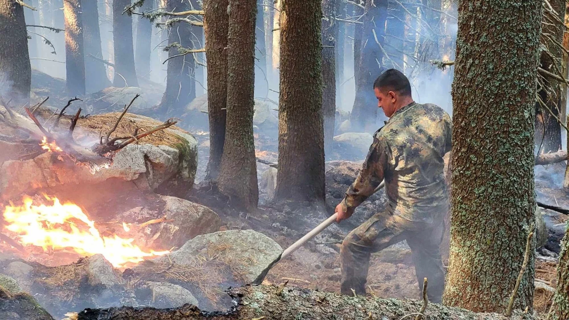 Продължава гасенето на пожара в Рила