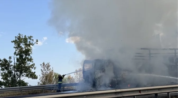 Камион гори на входа на София, огромно задръстване на АМ "Тракия"