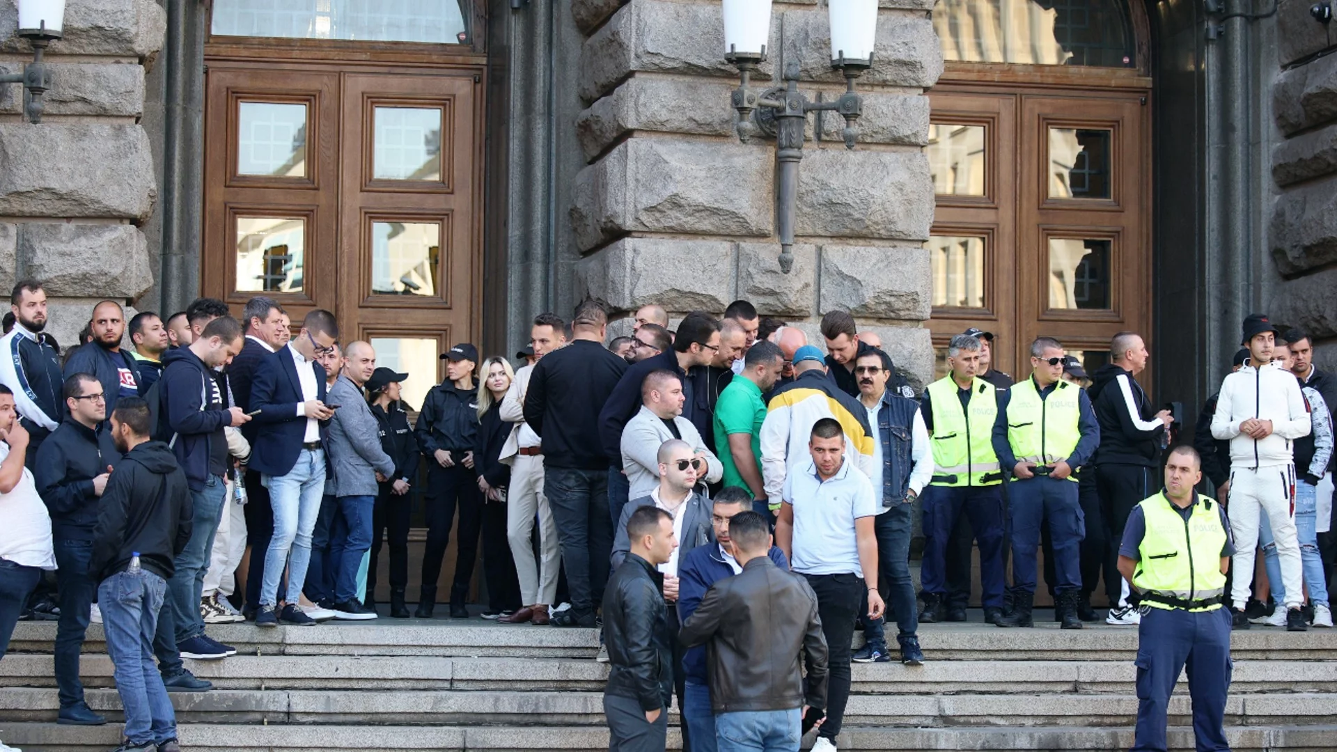 Предсмъртни гърчове и "докосване от Пеевски": Анализатори за случващото се в ДПС и БСП