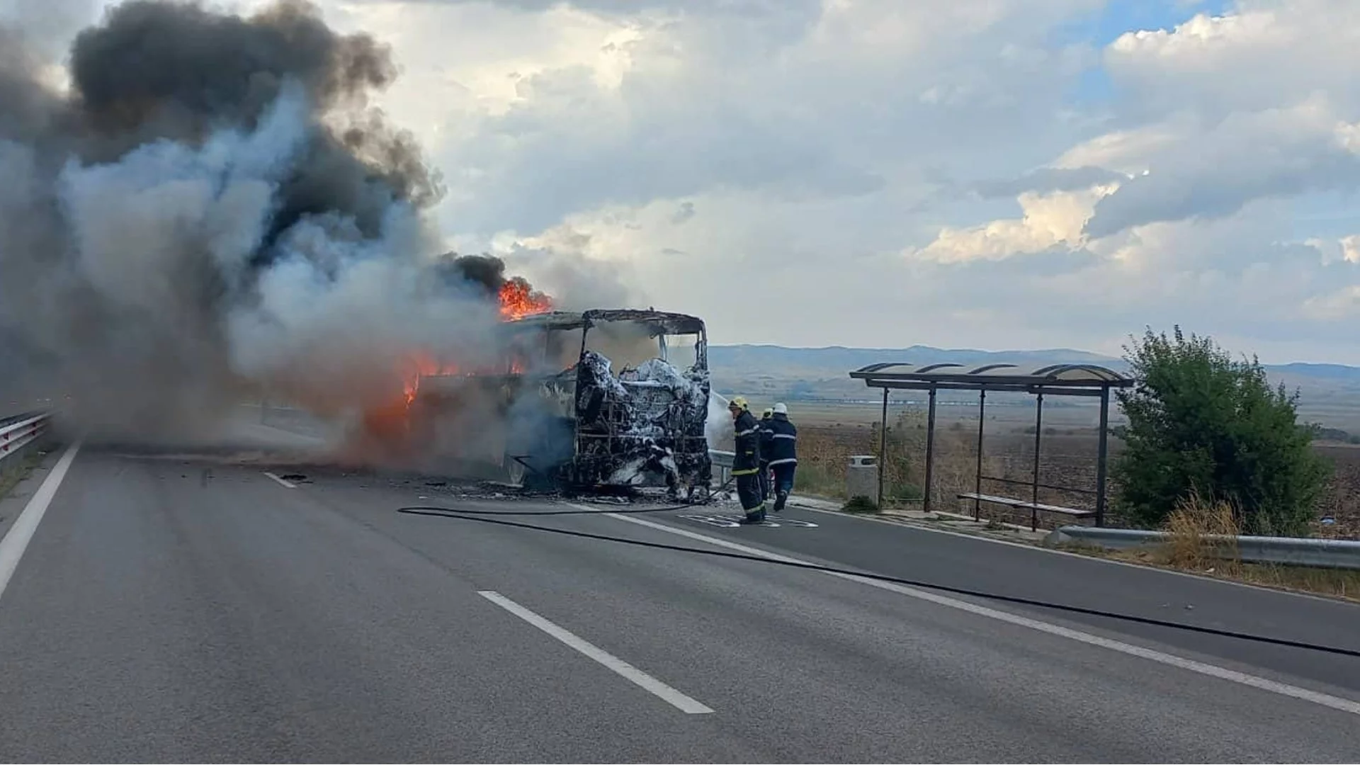 Автобус с пътници се запали край Дупница