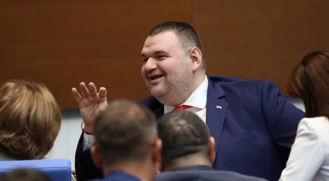 "ДПС-Пеевски колко избиратели могат да си купят? Те не свършиха ли тези пари? Очевидно не са": Генка Шикерова
