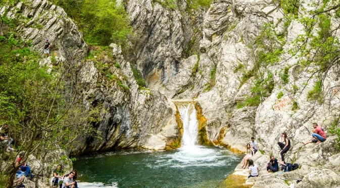 Къде се намират най-големите карстови извори в България?