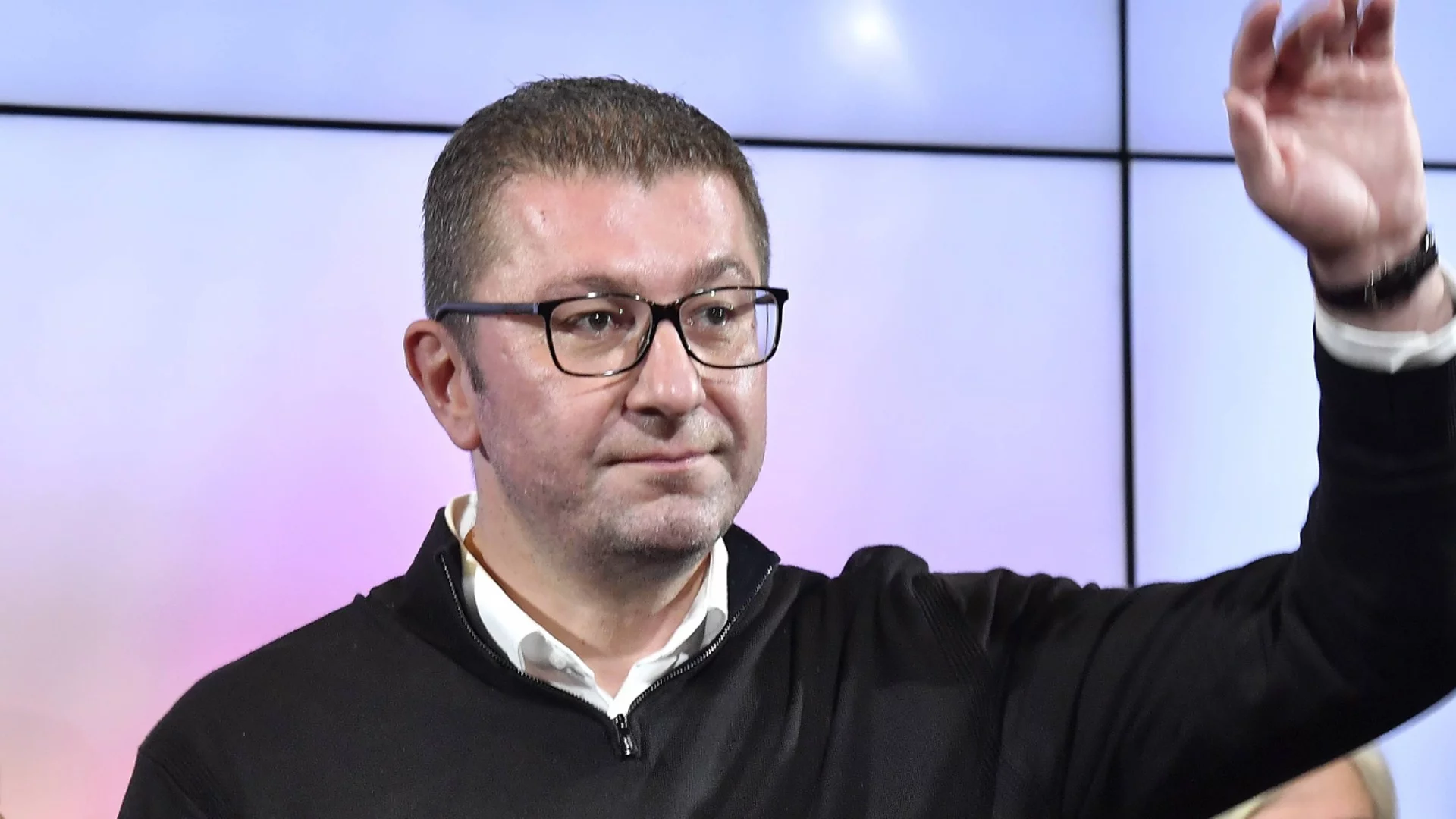 "Твърде дълго чакаме пред вратите на ЕС": Мицкоски заговори за вредни договори (ВИДЕО)
