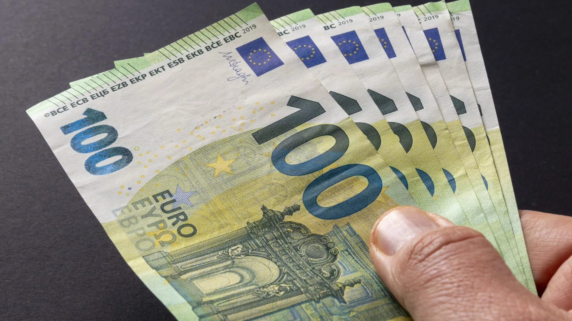 Еврото смени посоката спрямо долара в началото на седмицата