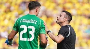 Емилиано Мартинес пак беснее с поредното си безпардонно действие (ВИДЕО)