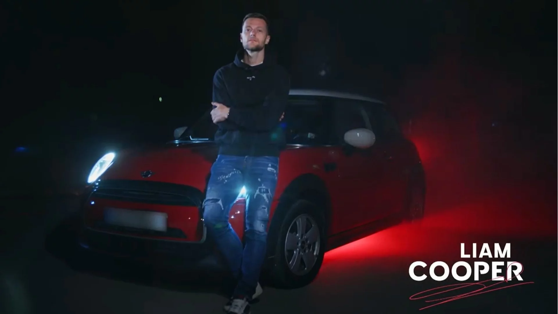 "Превключваме предавката!": Лиъм Купър пристигна в ЦСКА с Mini Cooper (ВИДЕО) 