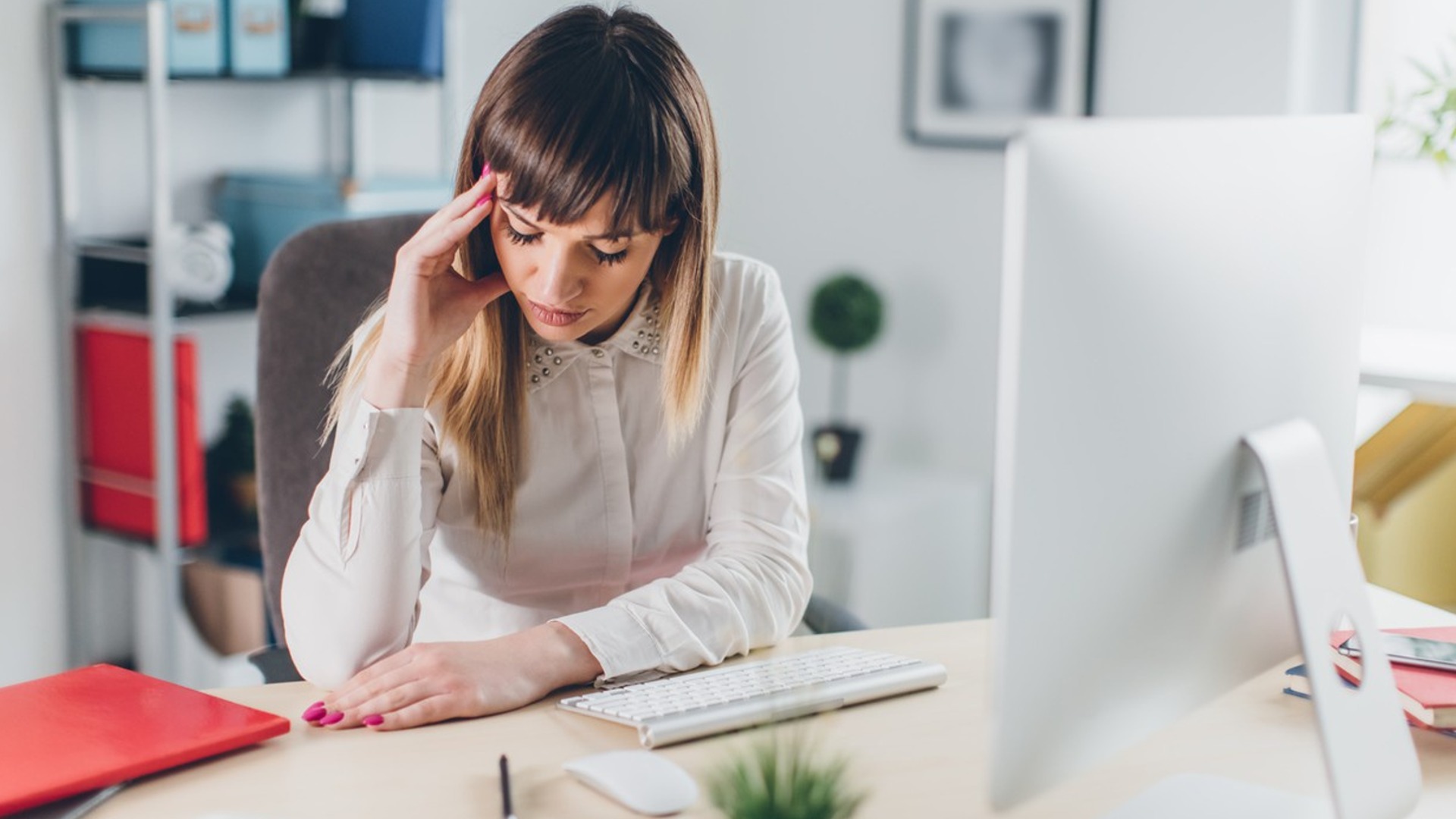 Сток фото итог. Картинки уволенного человека. Работник увольняется. Работник рвет. Сотрудник увольняется.