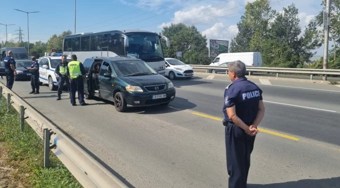 На една пейка в полицията с мъжа, който едва не ме уби: Разказ на жената, блъсната от кола, пълна с мигранти