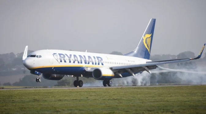 Запали му се двигателят: Самолет на Ryanair не можа да излети в Италия (ВИДЕО)