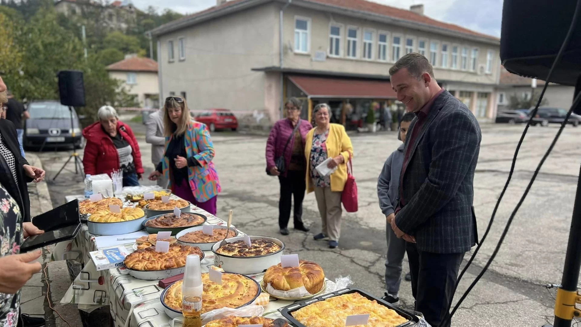 Готвачи кръстосаха шпаги в кулинарни умения за празника на картофа и дзивата в село до Самоков