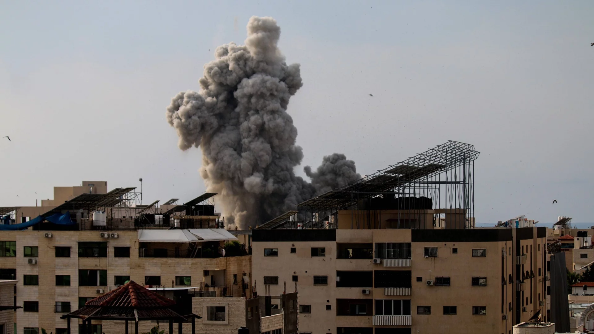 Израелски удар по училище в Газа взе десетки жертви (ВИДЕО)