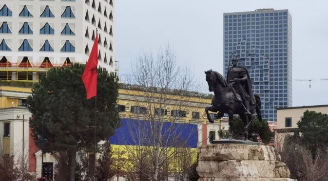 В парламента на Албания замириса на бензин: Депутати се биха с полицията (ВИДЕО)