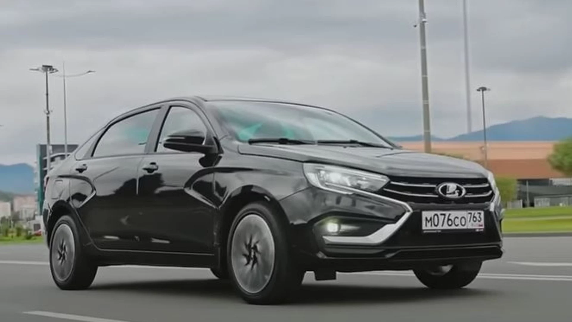 Руският завод АвтоВАЗ разработва конкурент на Mercedes-Benz C-класа (ВИДЕО)