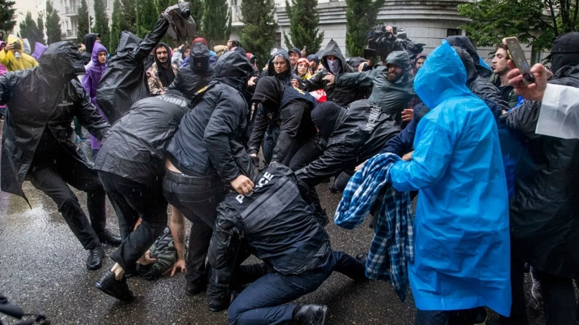 Грузински протестиращи шокираха руски пропагандист с високоговорител (ВИДЕО)