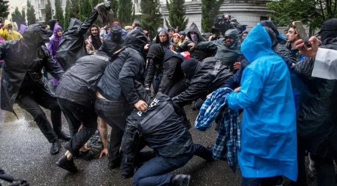 Грузински протестиращи шокираха руски пропагандист с високоговорител (ВИДЕО)