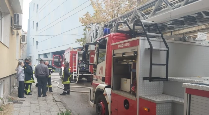 Гори покрив на стара сграда в центъра на Благоевград (СНИМКИ)