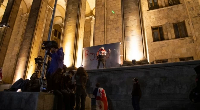 В Грузия пак протестират за демокрация, в Русия маршируват с викове, че Господ е с тях (ВИДЕО)