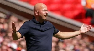 Изненада: Защо Ливърпул - Астън Вила е в толкова странно време?