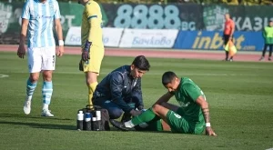 СНИМКА: За офталмолог ли е Георги Кабаков? Не видя как пробиха крака на звезда в Първа лига