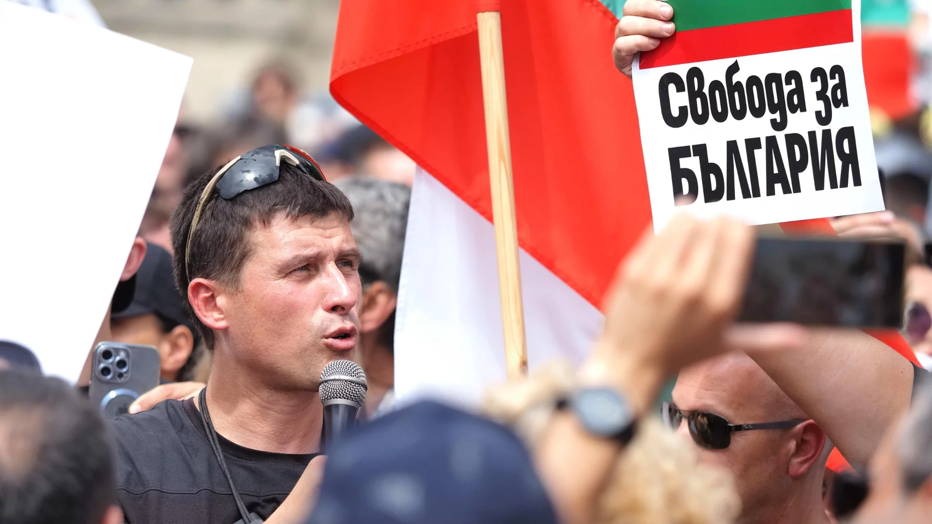 "Величие" на протест пред парламента: Какво казват хората на Ивелин Михайлов? (ВИДЕО)