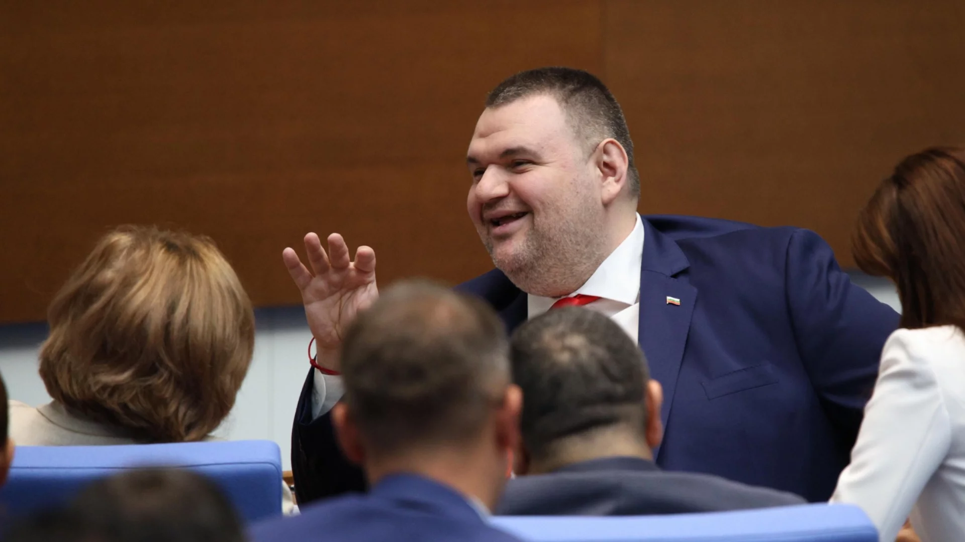 Коментар №2 на седмицата: Нещо старо, нещо синьо и нещо назаем: Санитарни материали, не сватбени