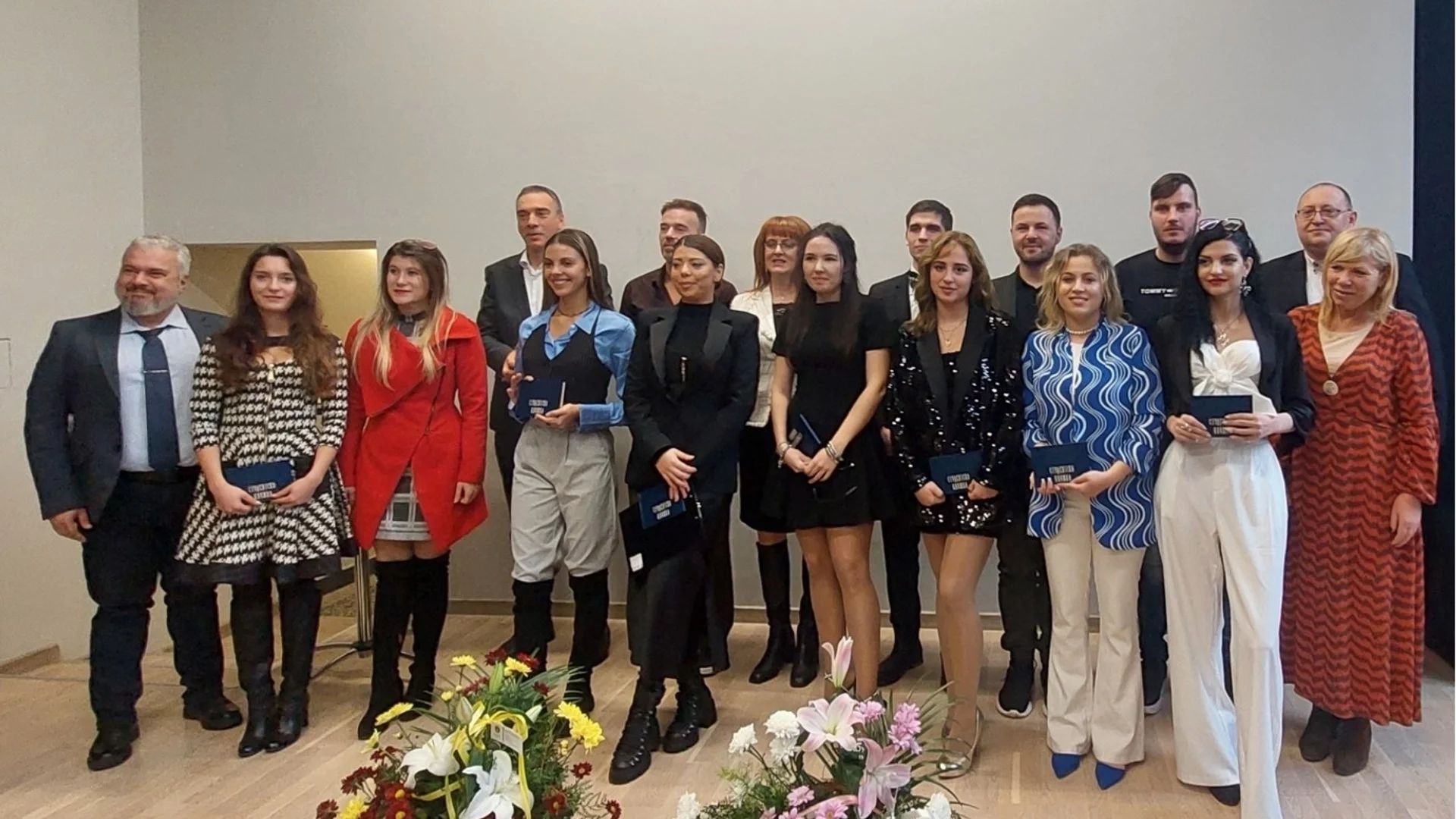 Кметът на Бургас връчи студентските книжки на бъдещите актьори от театралния колеж "Любен Гройс"