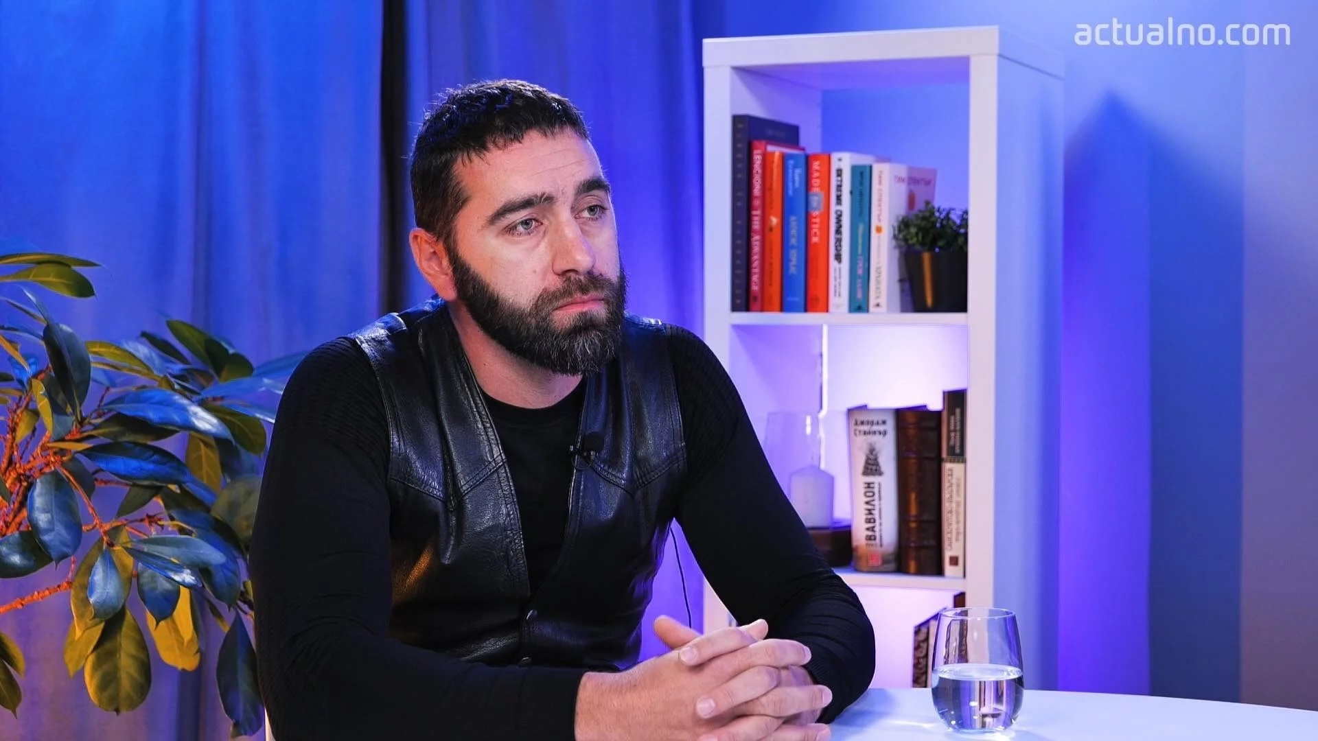 След протеста пред Народния театър - Каква е ролята на изкуството в обществото? Говори актьорът Александър Цветков (ВИДЕО)