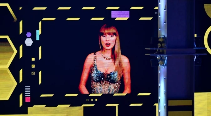 Тейлър Суифт триумфира на Европейските музикални награди на MTV (ВИДЕО)