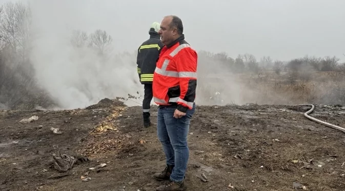 Под носа на екоминистъра: Подпалиха незаконно сметище в Монтанско (СНИМКИ)