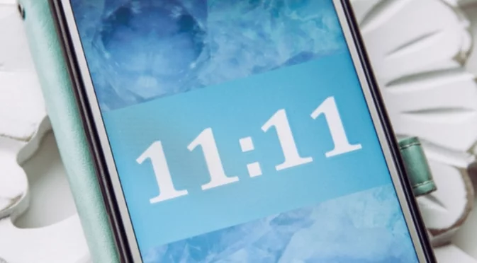 Защо винаги виждам 11:11 и 1:11 на часовника?